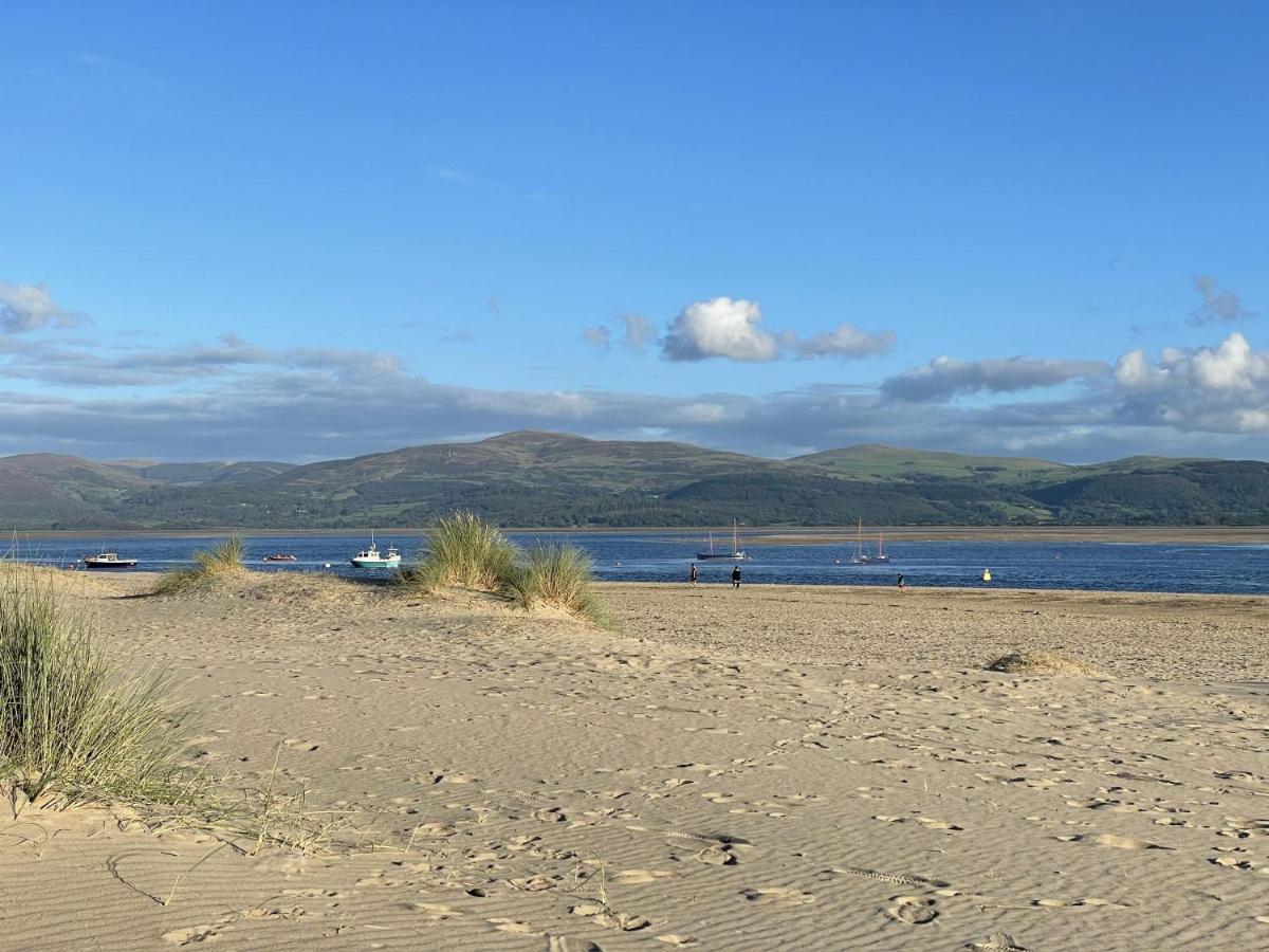 Beautiful Aberdovey Seafront Apartment 2 Aberdyfi Buitenkant foto